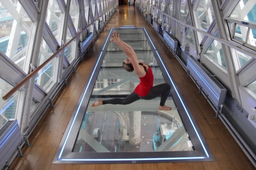 Billie Woodcraft yoga in Tower Bridge © Daniel Connell