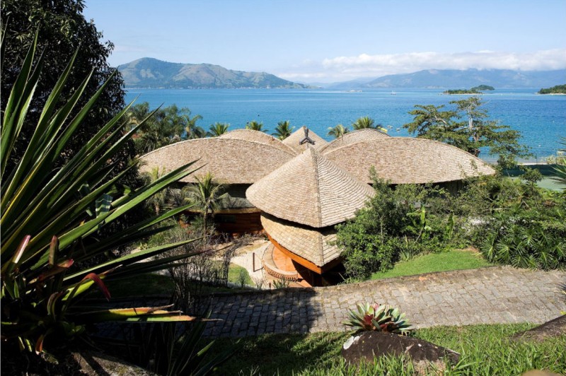 Casa construida en Brasil con forma de palmera. El techo está habilitado para recoger el agua de la lluvia