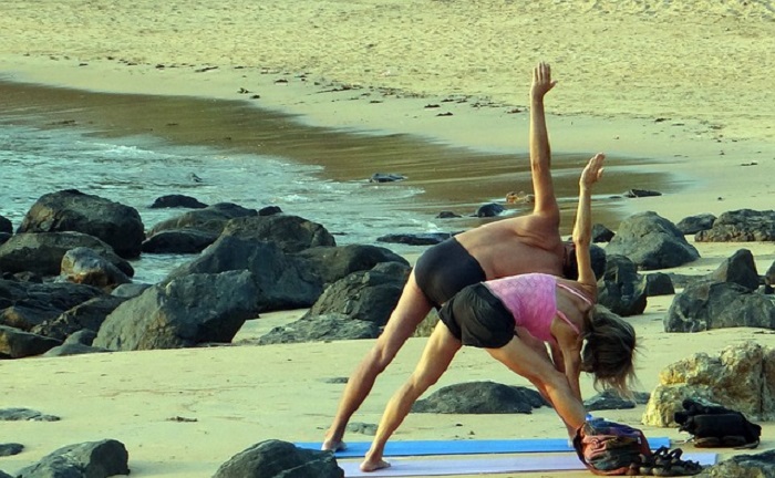 Practicar yoga en la playa